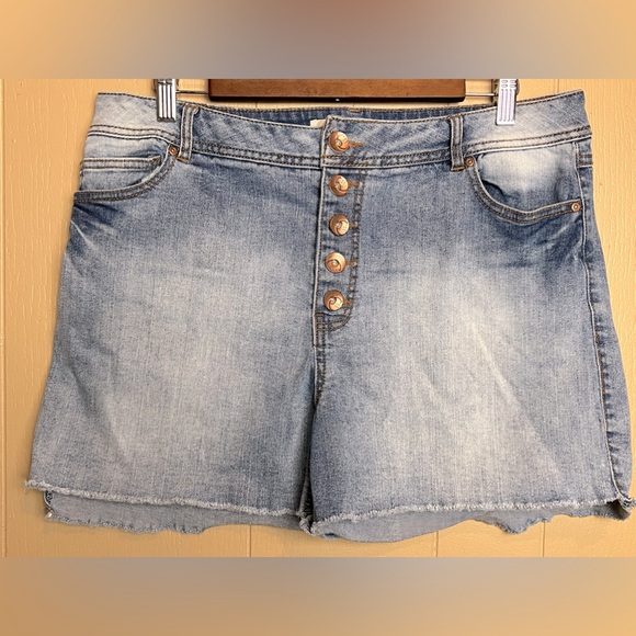 Cato EST 1946 Denim Button Fly Shorts light wash modest length jean size 16 - Picture 1 of 3